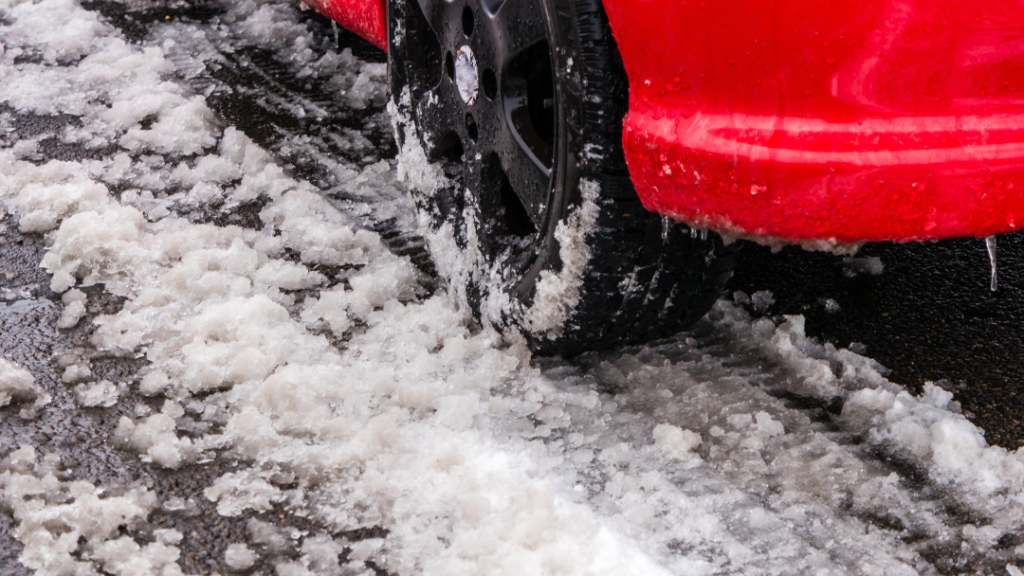 Scopri-come-lassicurazione-auto-puo-proteggerti-dai-pericoli-del-ghiaccio-su-strada.-Consigli-coperture-essenziali-e-suggerimenti-per-viaggiare-in-sicurezza-1024x576